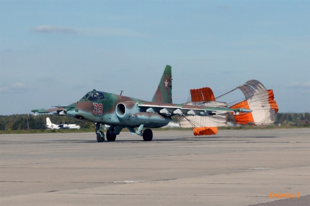 Су-25 с торм_парашютами.jpg